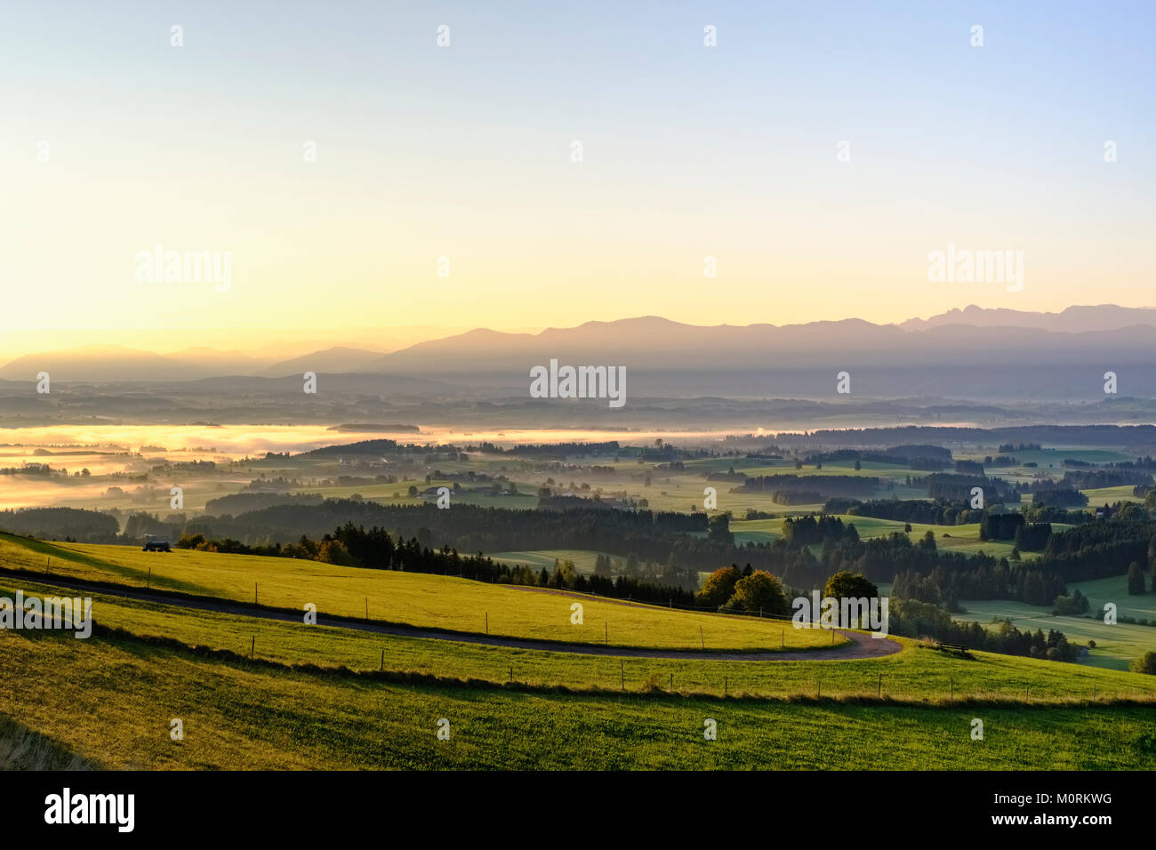 Sonnenaufgang, Ausblick vom Auerberg, Bernbeuren, Pfaffenwinkel, Allgäu, Oberbayern, Bayern, Deutschland Stock Photo