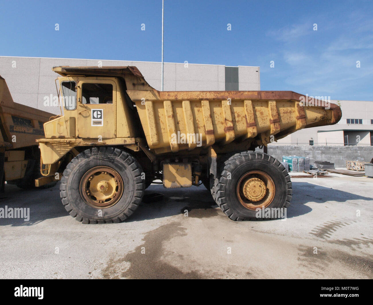 Dump truck specifications hi-res stock photography and images - Alamy