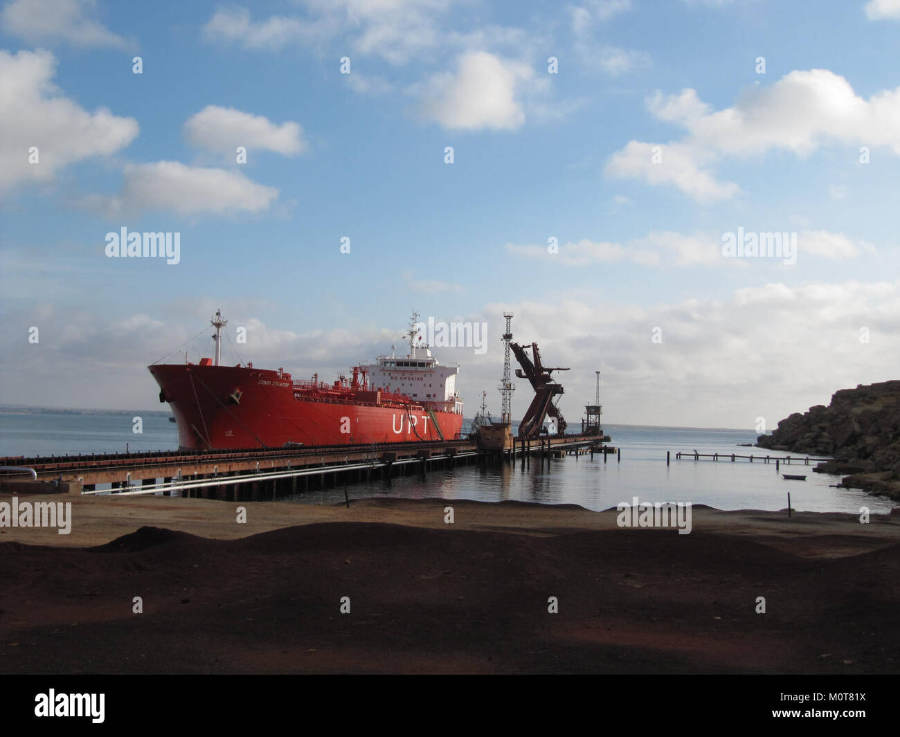 Cargamento de barco no porto de Namibe, Angola Stock Photo