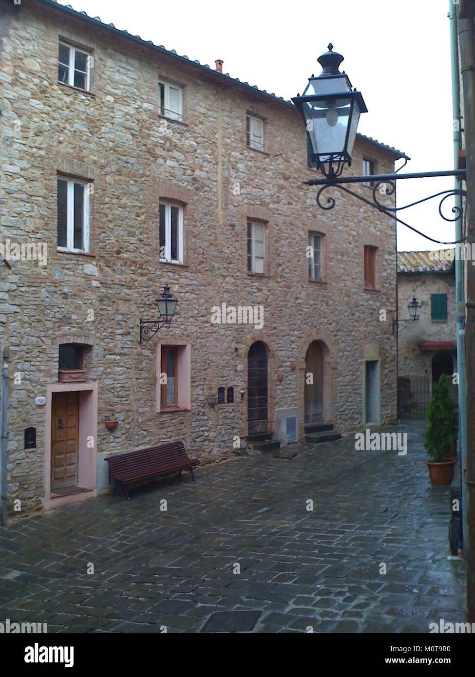 Castello Medievale di Sasso Pisano, piazza centrale Stock Photo