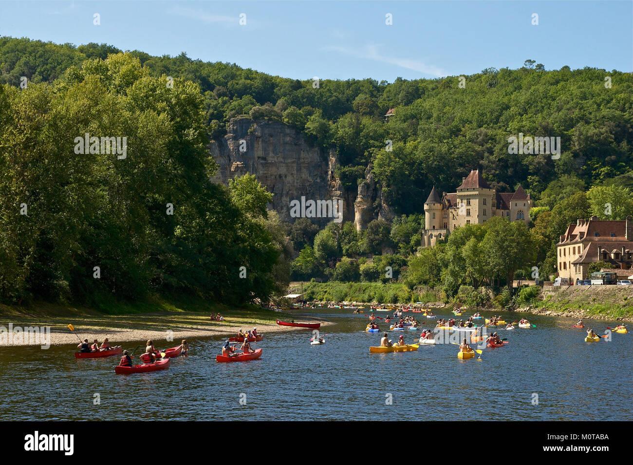 canoe-roque-gageac-is-a-scenic-area-located-in-the-dordogne-valley-in