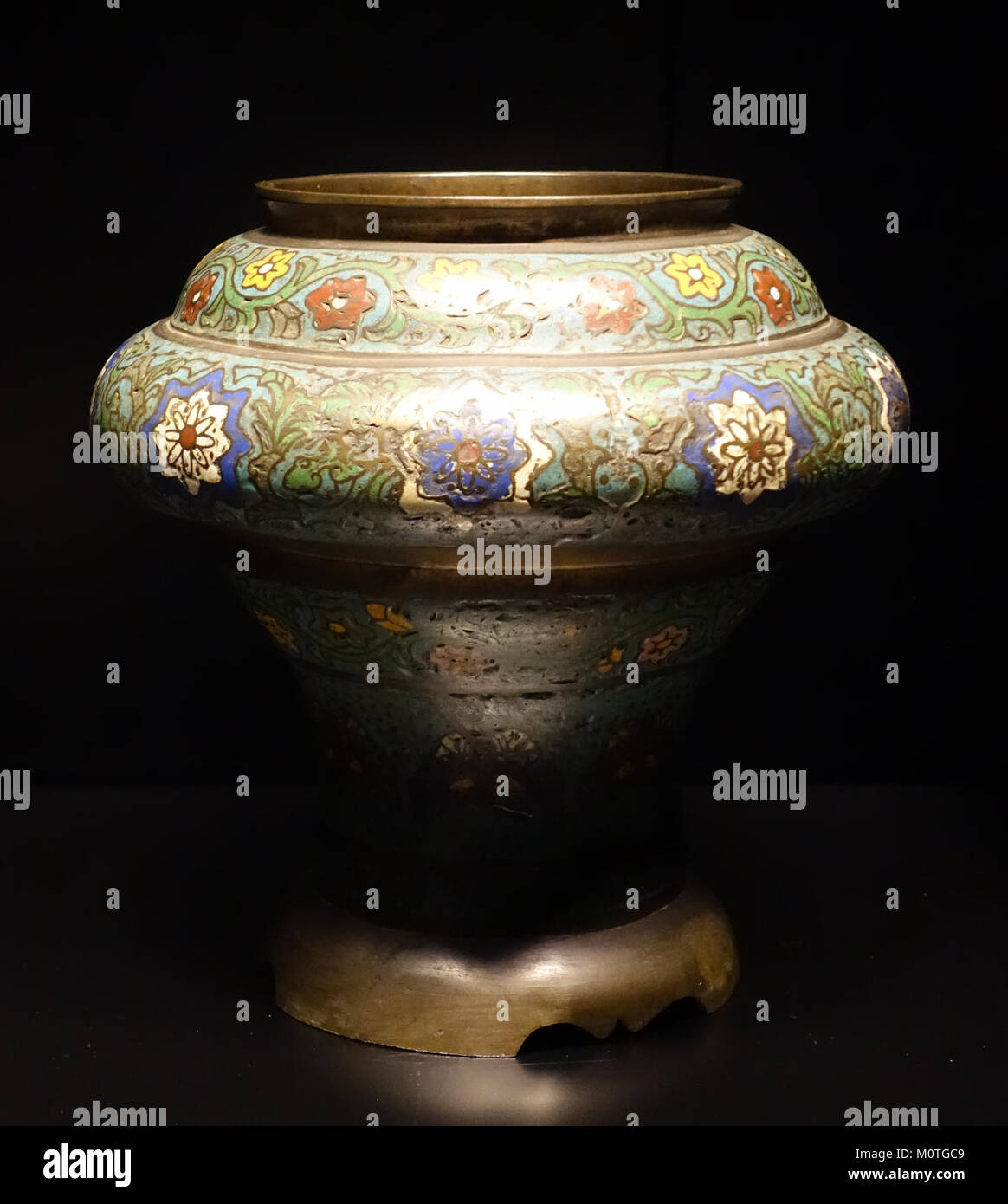 Ceremonial vase, China, Ming dynasty, 17th century, copper enamel - Museu do Oriente - Lisbon, Portugal - DSC06949 Stock Photo