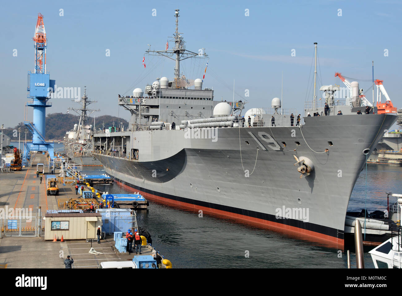 7th Fleet flagship USS Blue Ridge (LCC 19) prepares to moves to its new position pier side at Fleet Activities (FLEACT) Yokosuka after leaving dry dock. Stock Photo