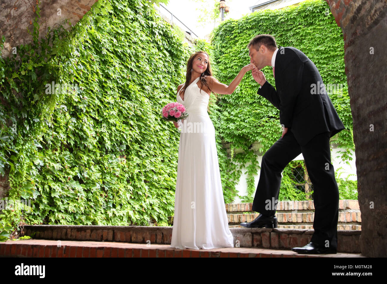 Portrait of a young bride and groom Stock Photo - Alamy