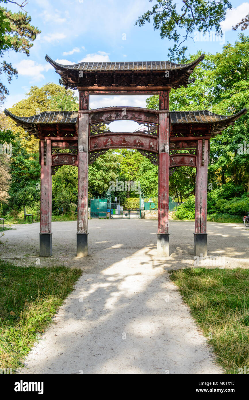 Rear view of the old wooden chinese gateway standing at the main entrance of the garden of tropical agronomy in Paris. Stock Photo