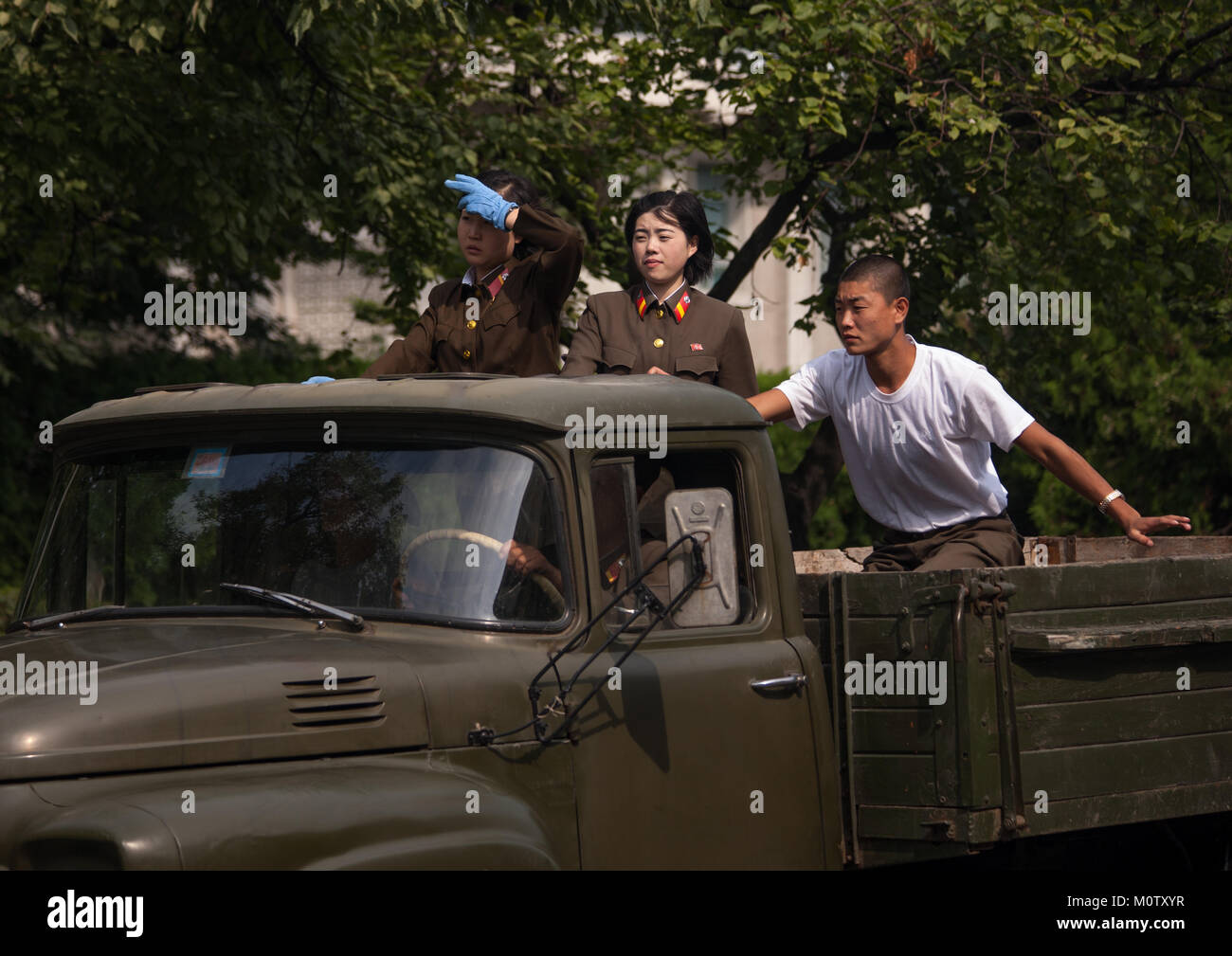 North korean soldiers men and women hi-res stock photography and images ...