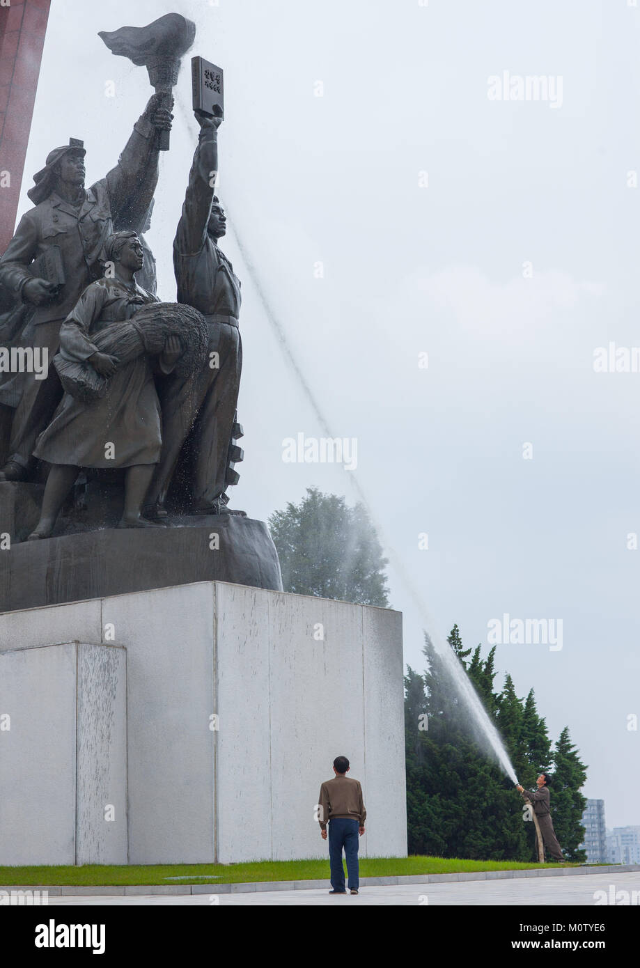 Statues of North Korean citizens in their antijapanese revolutionary struggle in Mansudae Grand