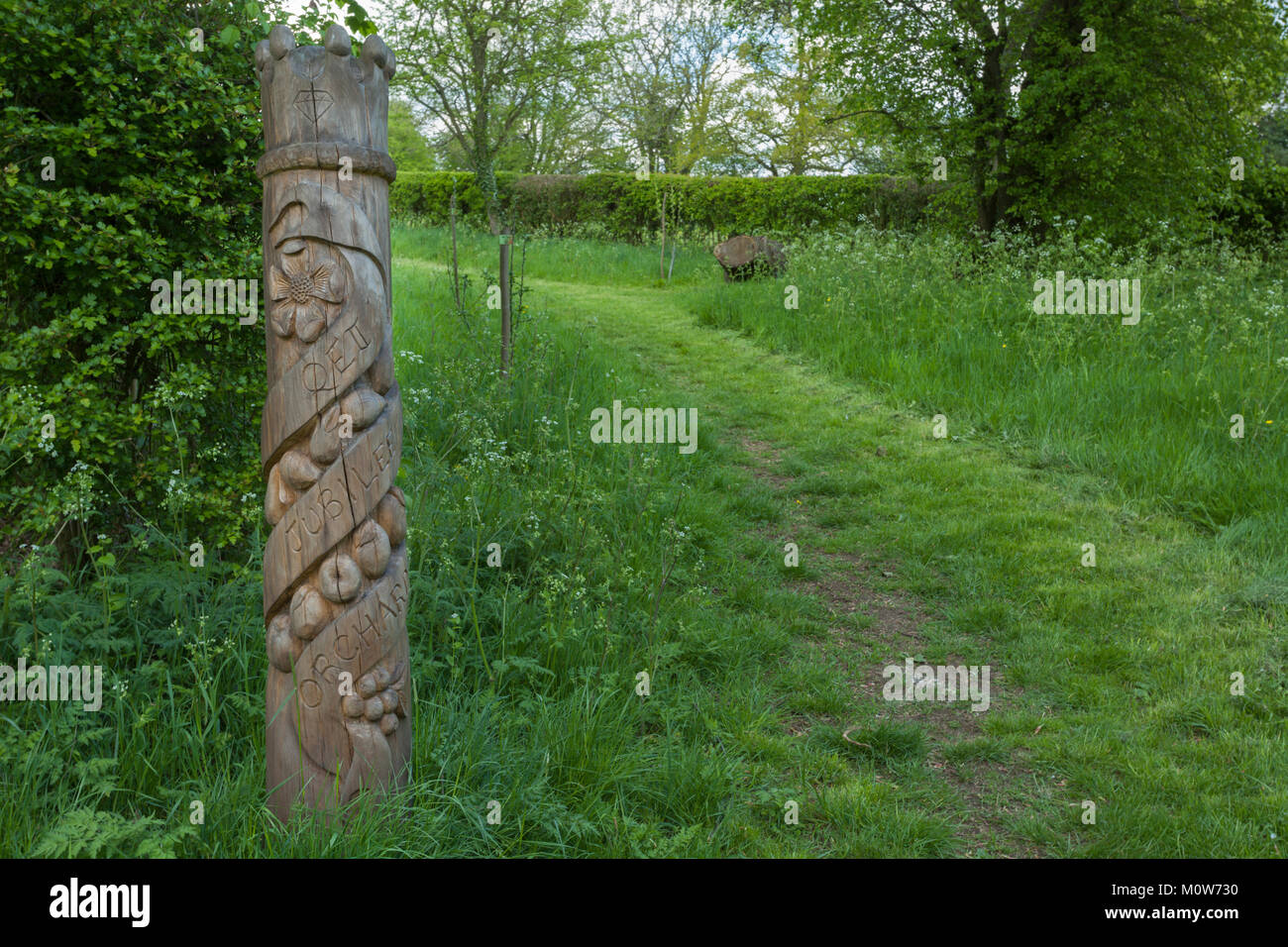 Hand-carved decorative post at the entrance to the QEII Jubilee Orchard on the edge of the Whipsnade Tree Cathedral, Whipsnade, Bedfordshire, England. Stock Photo