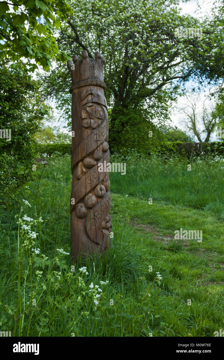Hand-carved decorative post at the entrance to the QEII Jubilee Orchard on the edge of the Whipsnade Tree Cathedral, Whipsnade, Bedfordshire, England. Stock Photo