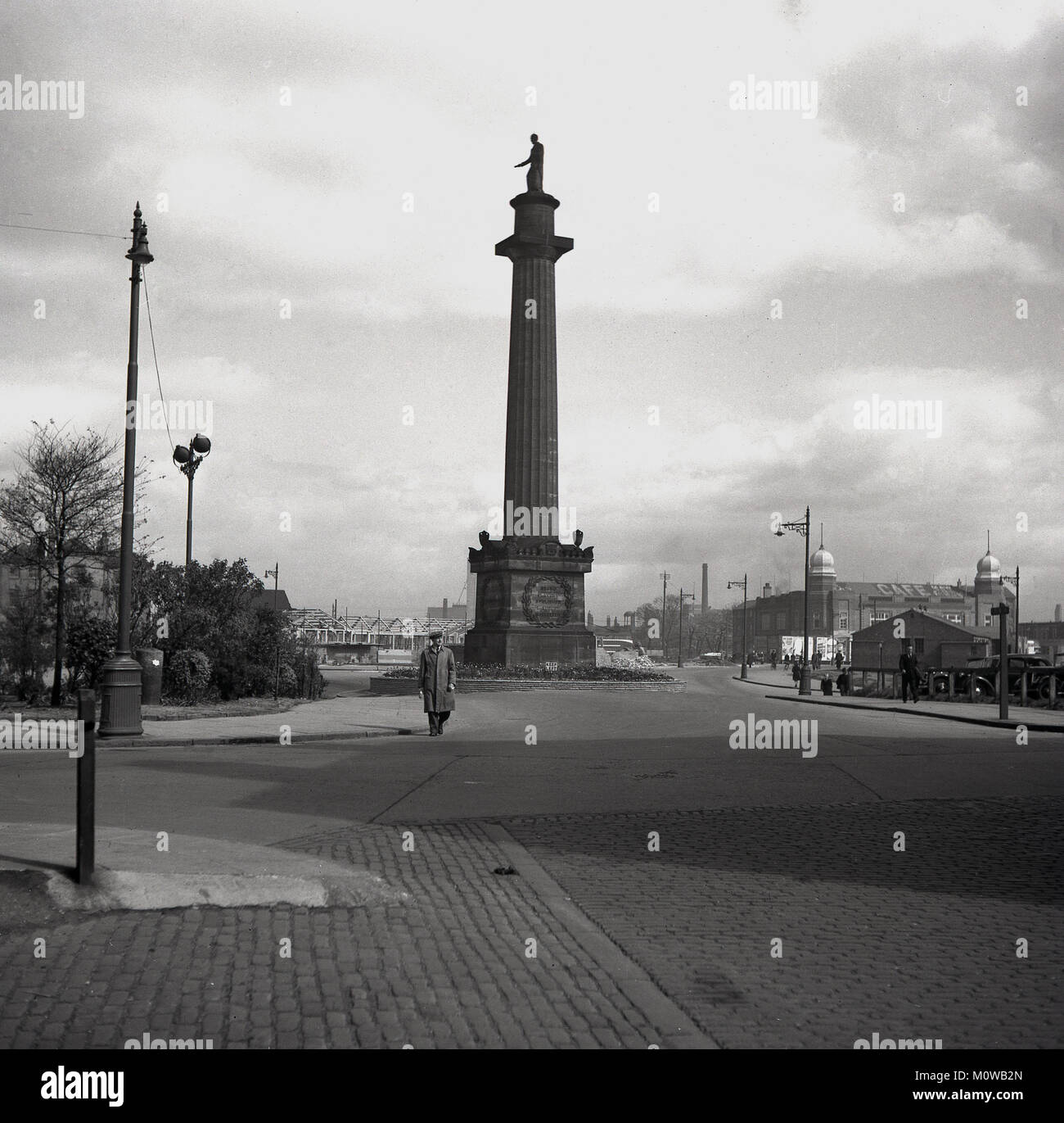 1950s, historical picture from this era showing the Wilberforce Monument in Hull city centre, Queen Victoria Dock Square. Erected in 1835 in the style of Nelson's column in London, the column was 90 feet, and the statue on top 12 feet tall, carved out of hard-wearing millstone grit.  The impressive memorial to William Wilberforce [1759-1833] who was a British politician and philanthropist, was because of his work as the leader of the movement to abolish the slave trade and it is this for which is he is rightly recognised. Stock Photo