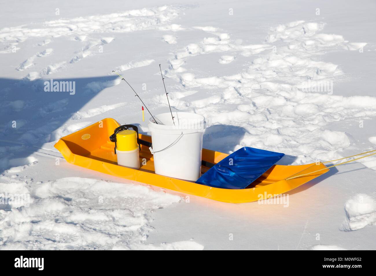 https://c8.alamy.com/comp/M0WFG2/a-yellow-sled-with-ice-fishing-gear-on-a-frozen-minnesota-lake-M0WFG2.jpg