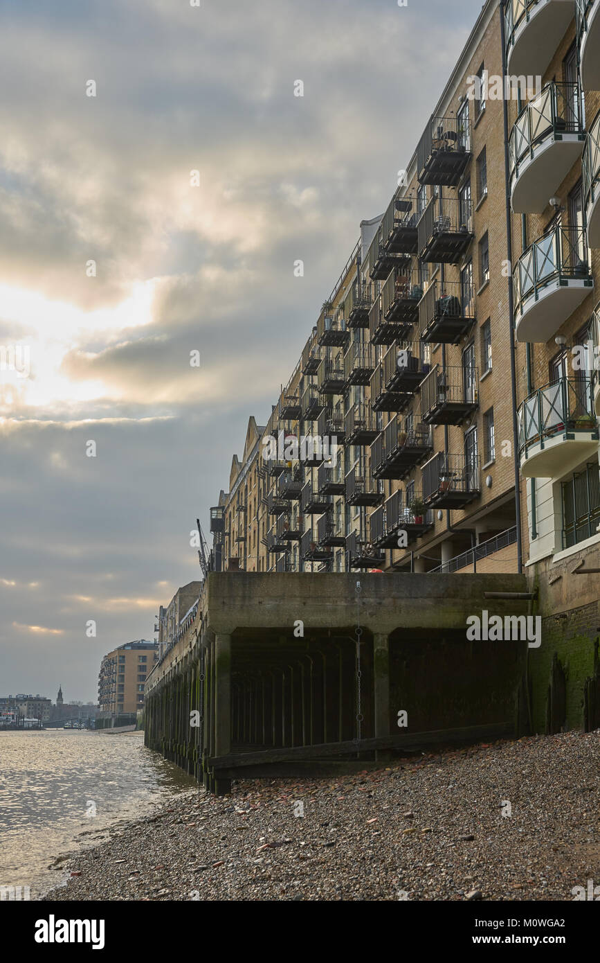 riverside flats london apartments on thames Stock Photo - Alamy