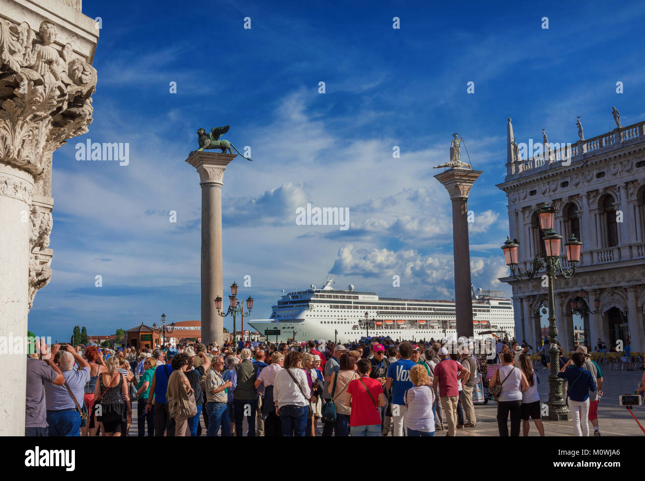 Big cruise ship venice hi-res stock photography and images - Alamy