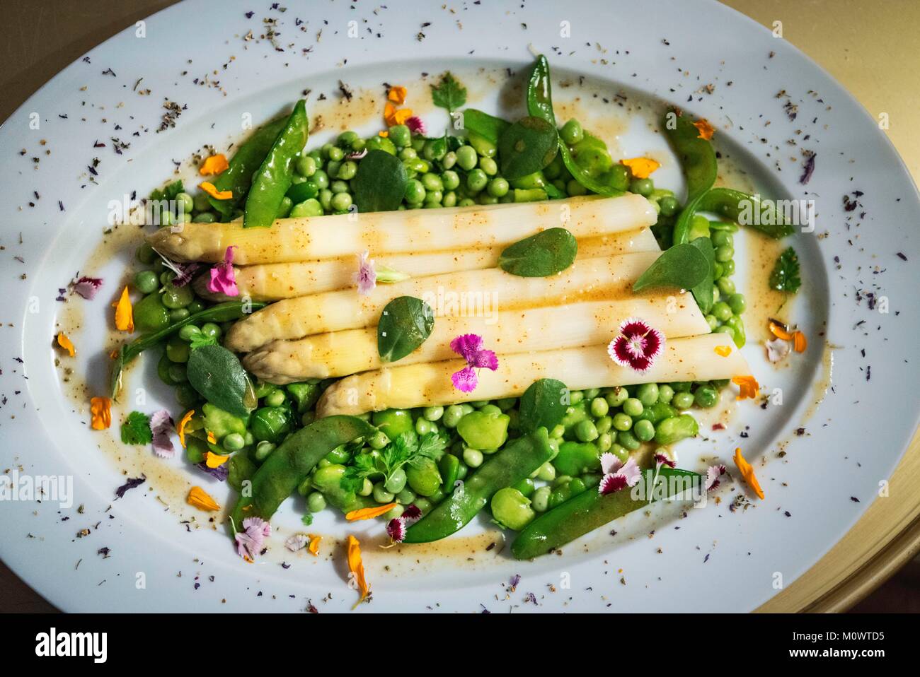 France,Cote d'Or,Beaune,Climats,terroirs of Burgundy listed on the Word Heritage by UNESCO,Cote de Beaune and the Hautes Cotes de Beaune,the Comptoir des Tontons,Wine bar,restoring,wine merchant,white Asparaguses of Haute Saone with green vegetables Stock Photo