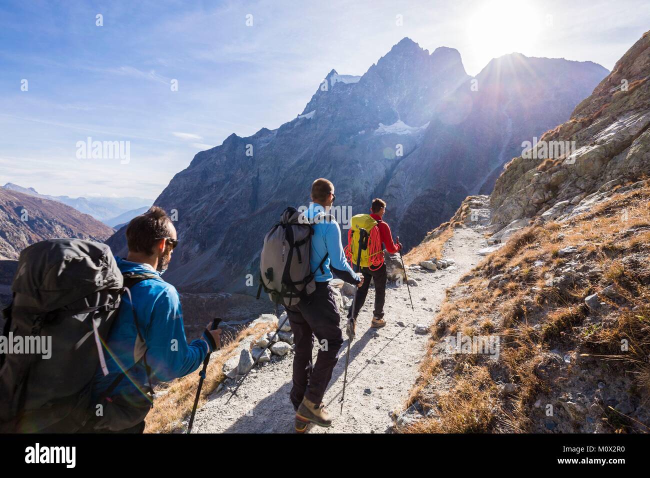 Aid worker hi-res stock photography and images - Alamy