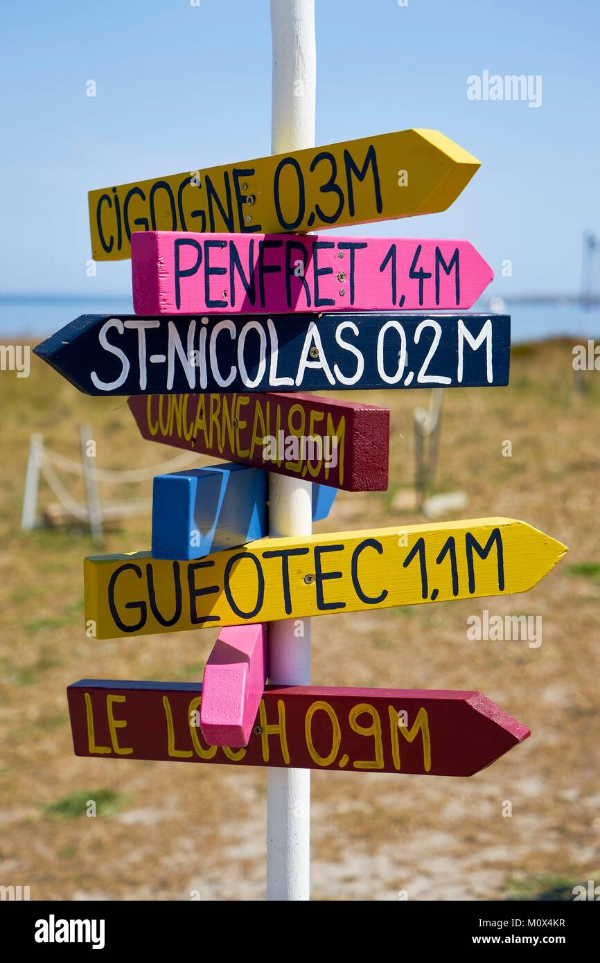 France,Finistere,Fouesnant,Archipelago Glenan (Glenan islands),Bananec Island,signpost of islands at the Glenas sailing school Stock Photo