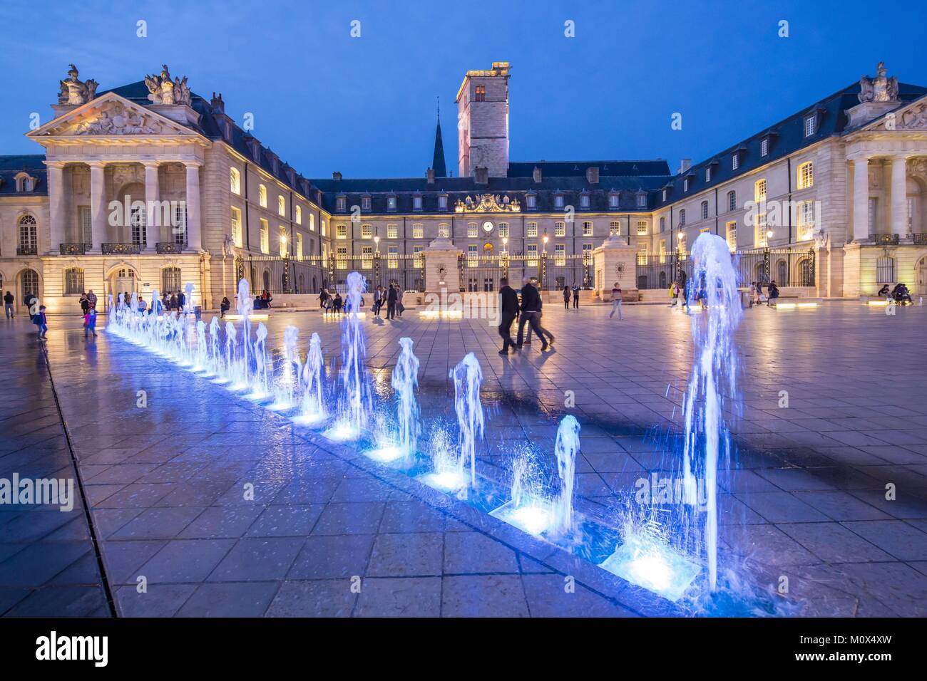 France,Côte d'Or,Dijon,Liberation Square with the tower Philippe le Bon of the Palace of the