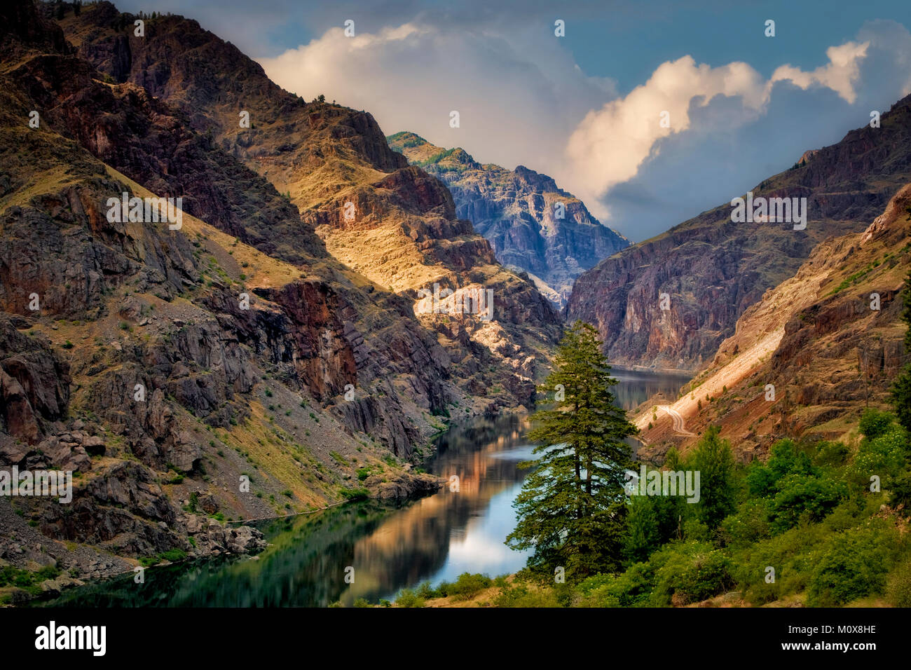 Hell's Canyon Reservoir with road. Hell's Canyon National recreational ...