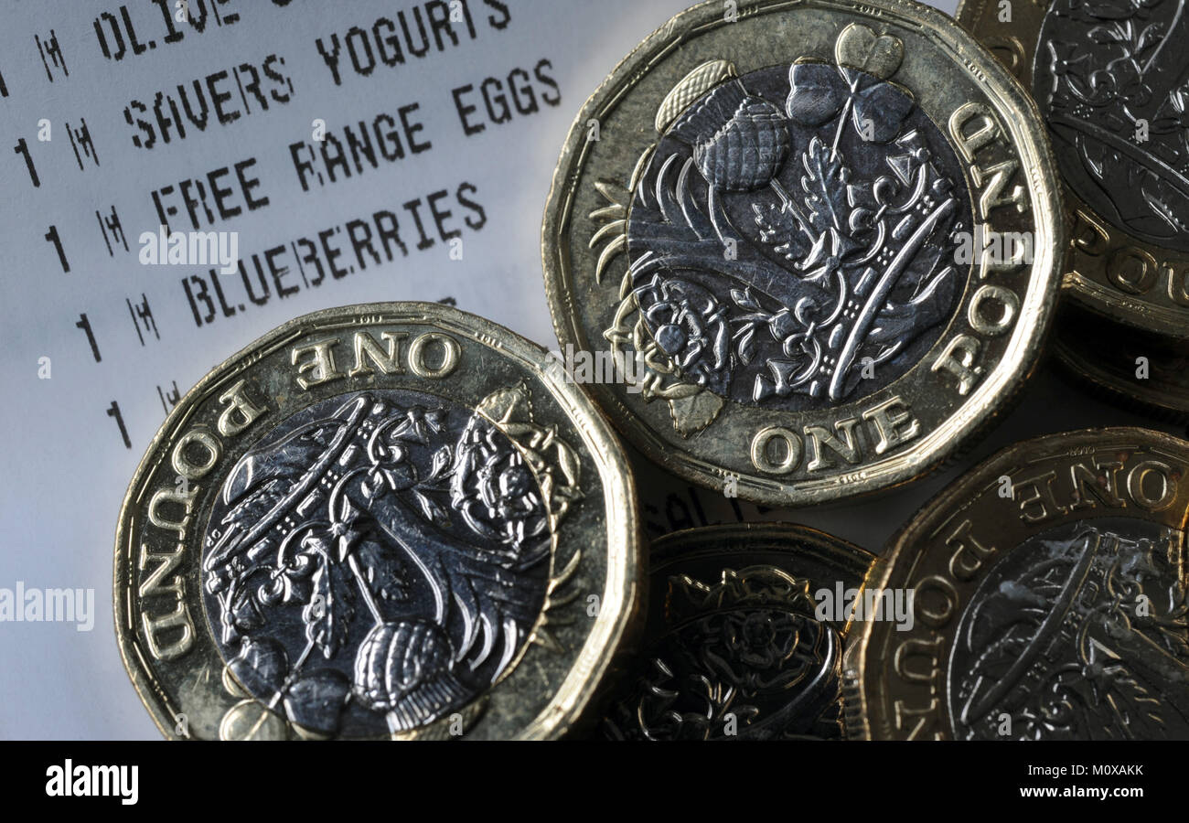 SUPERMARKET FOOD RECEIPT WITH ONE POUND COINS RE RISING FOOD PRICES INFLATION HOUSEHOLD INCOMES ETC UK Stock Photo