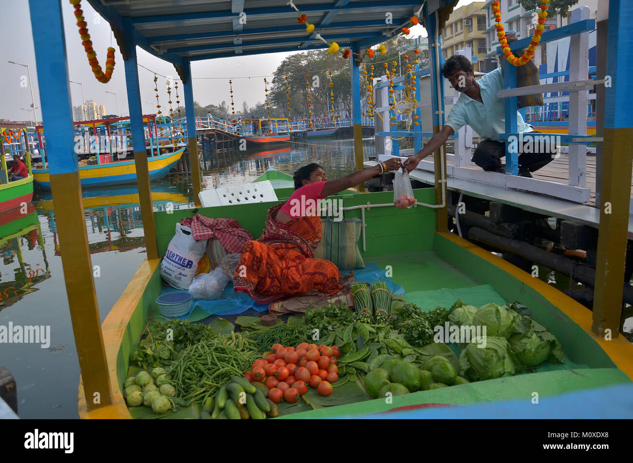 Kolkata, India. 24th Jan, 2018. The floating market opened today in Kolkata's Patuli with 280 shops on boats.The floating market was inaugurated by Chief Minister Mamata Banerjee from Netaji Indoor Stadium in city of Kolkata, India on Thursday. Credit: Sanjay Purkait/Pacific Press/Alamy Live News Stock Photo