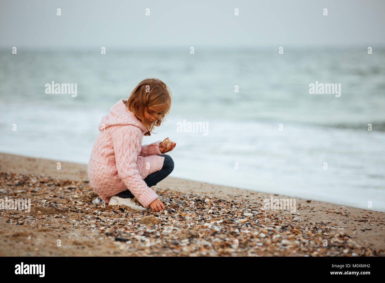 Брошенный камень. Девушка бросает туфлю. Девушка кидает шляпу. Бросил девочку в море. Дети на берегу океана.