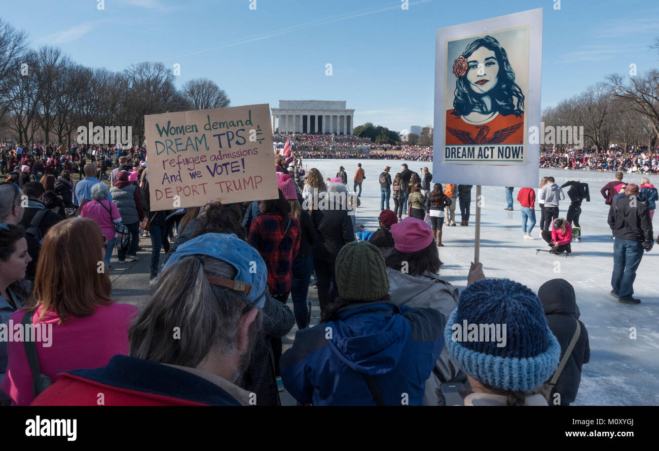 Dream Act Now! Women's March rally, Jan. 20, 2018. Demonstrators line both sides of reflecting pool, Women's March and voter rally at Lincoln Memorial Stock Photo