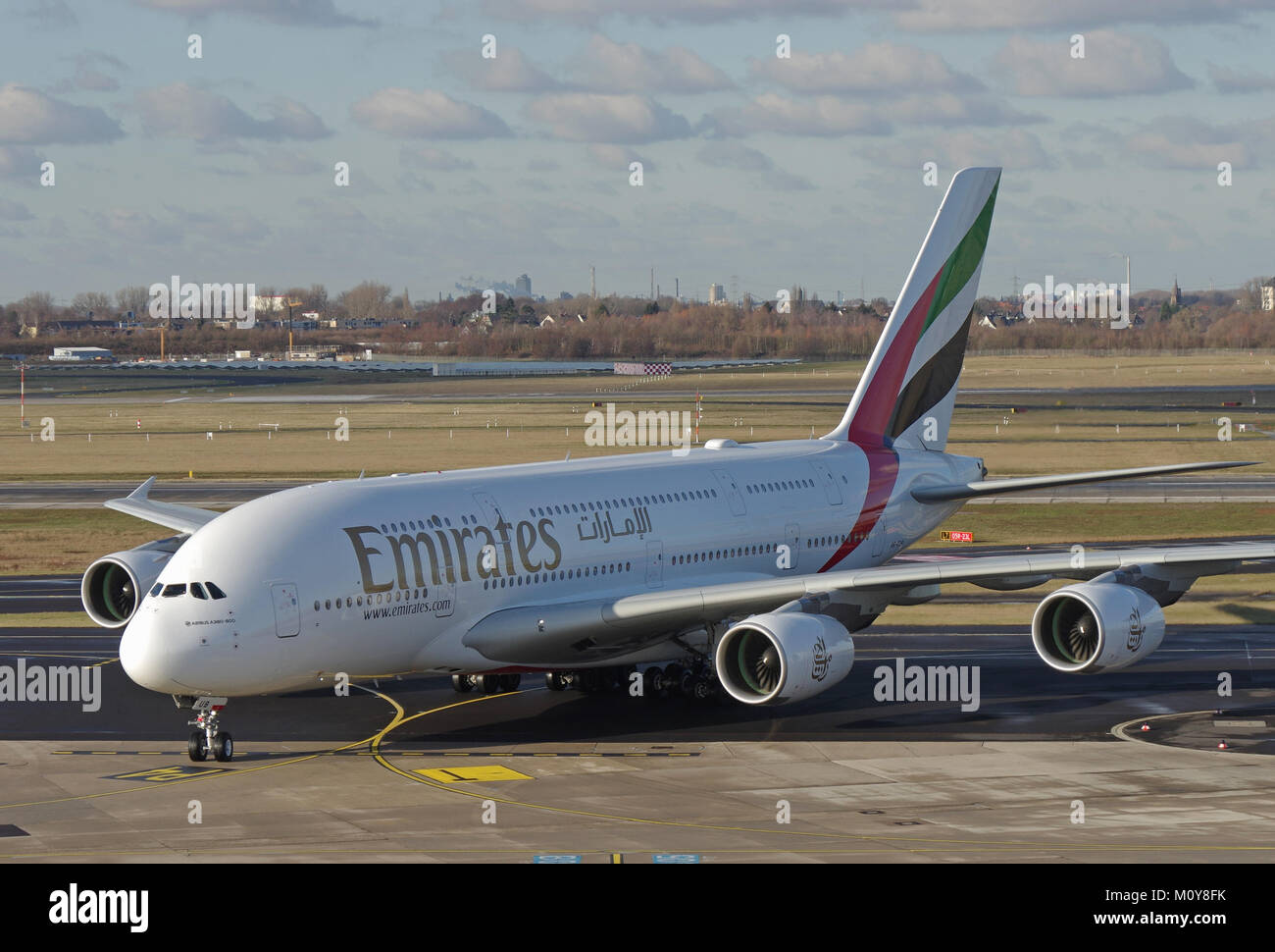 Emirates airbus 380 800 hi-res stock photography and images - Alamy