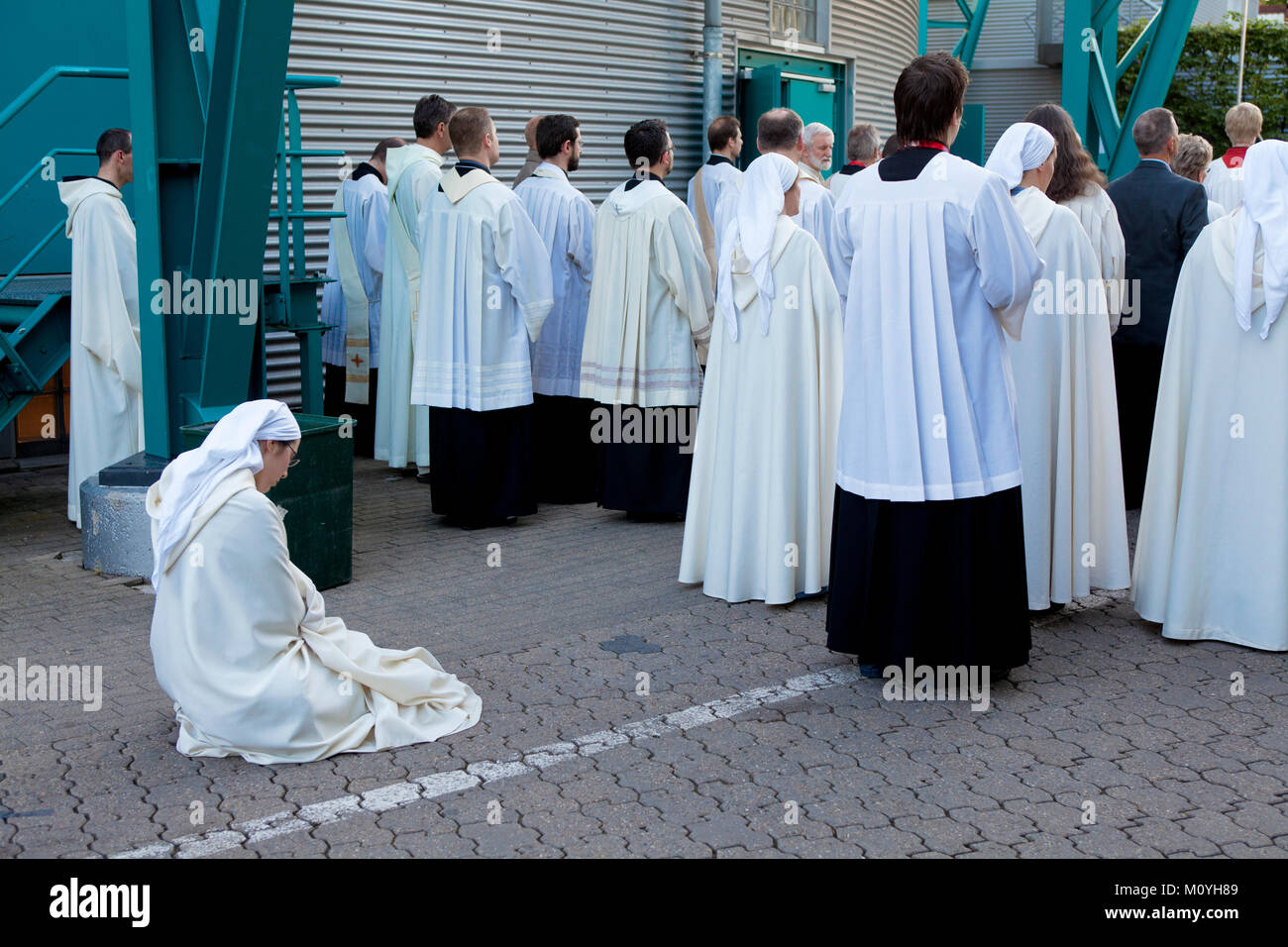 Germany, Cologne, opening worship of the Eucharistic Congress 2013 at the Tanzbrunnen in the district Deutz, priests and acolytes gather in front of t Stock Photo