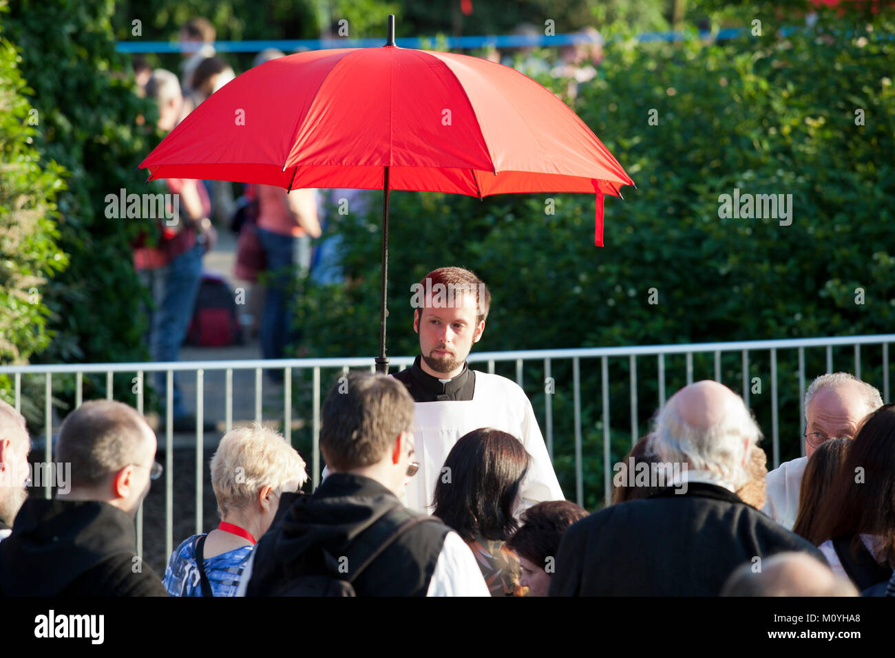 Germany, Cologne, opening worship of the Eucharistic Congress 2013 at the Tanzbrunnen in the district Deutz. With the red umbrellas the believers are  Stock Photo