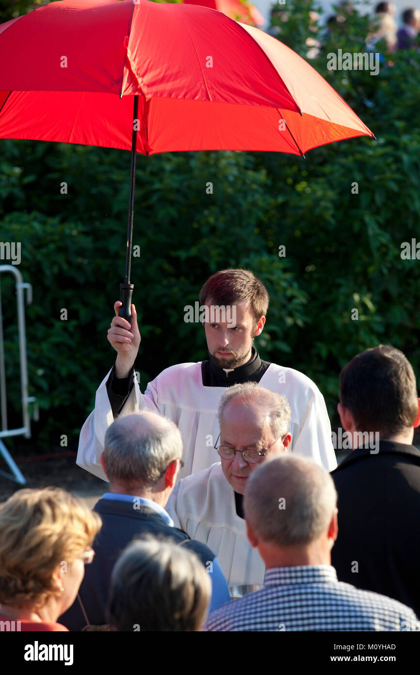 Germany, Cologne, opening worship of the Eucharistic Congress 2013 at the Tanzbrunnen in the district Deutz. With the red umbrellas the believers are  Stock Photo