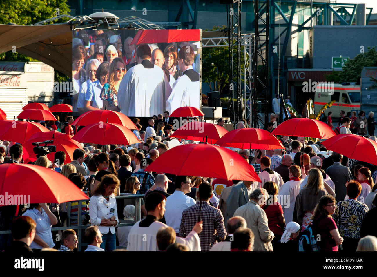 Germany, Cologne, opening worship of the Eucharistic Congress 2013 at the Tanzbrunnen in the district Deutz. With the red umbrellas the believers are  Stock Photo