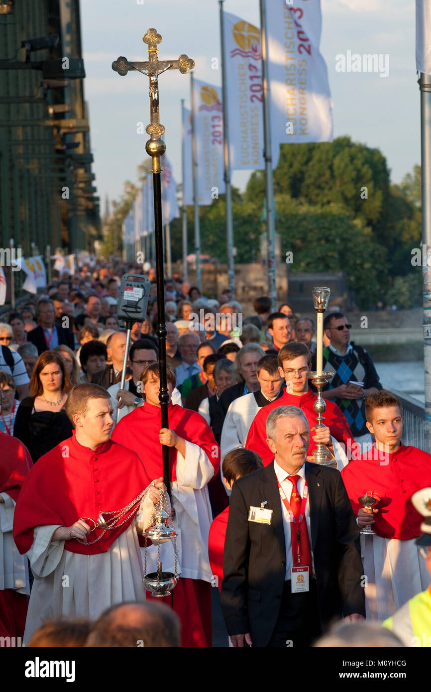 Germany, Cologne, procession after the opening worship of the Eucharistic Congress 2013.  Deutschland, Koeln, Prozession nach dem Eroeffnungsgottesdie Stock Photo