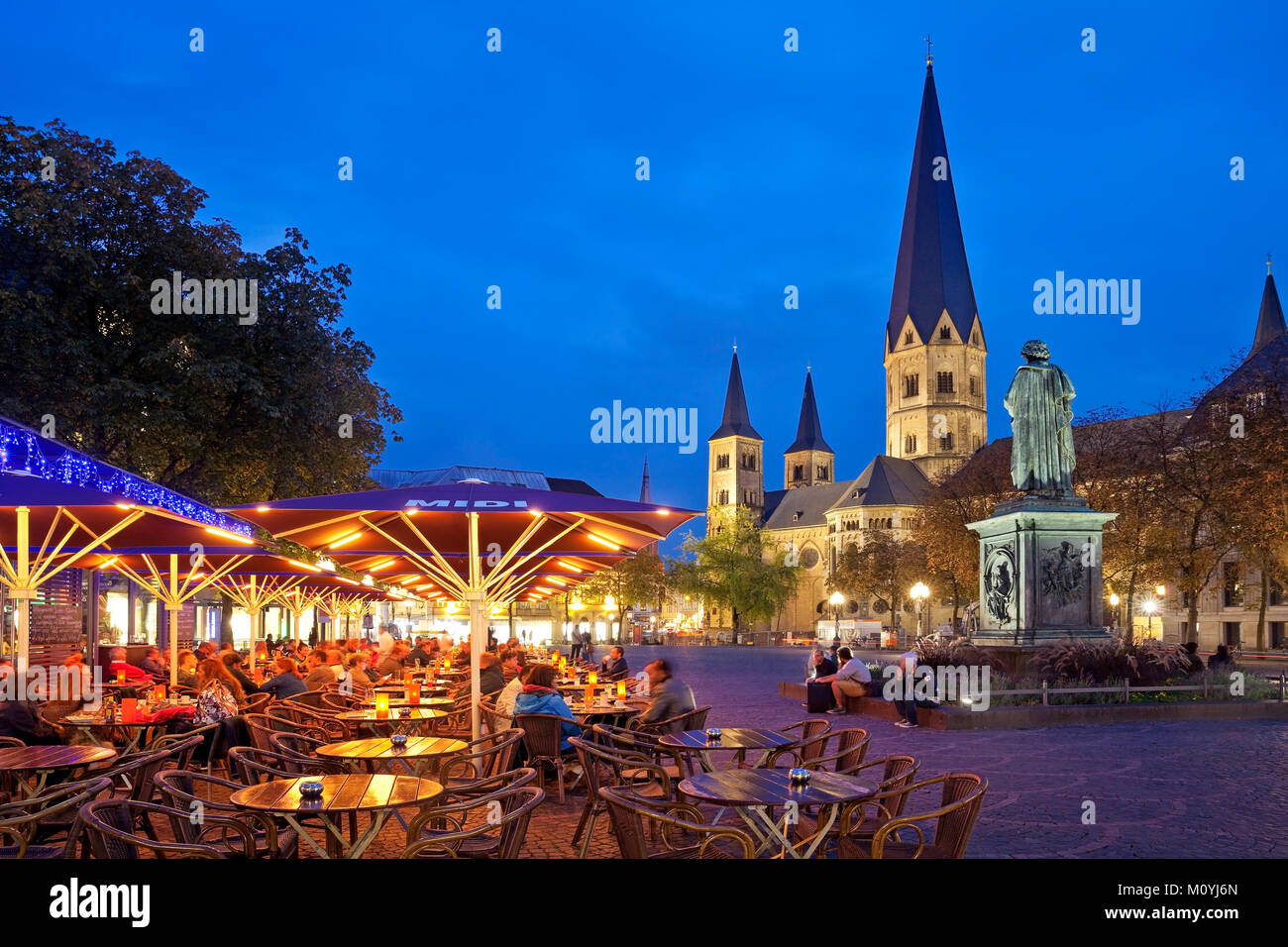 Münsterplatz with outdoor gastronomy,Beethoven Memorial and Bonn Cathedral in the evening,Bonn,North Rhine-Westphalia Stock Photo
