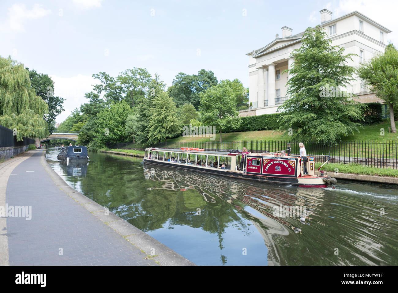 The regents canal and narrow boat near London zoo Stock Photo - Alamy