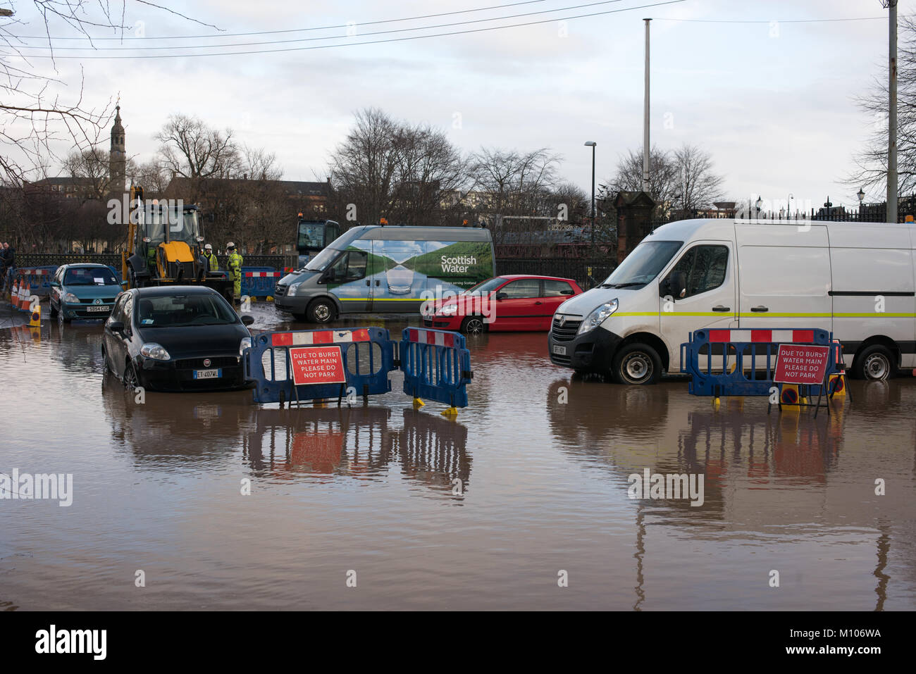 Glasgow. UK. 25th January, 2018. Scottish Water engineers work on burst