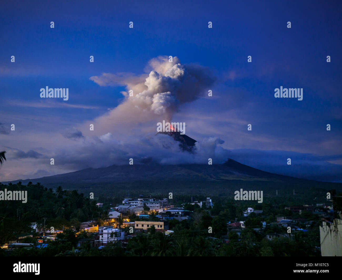 Daraga, Albay, Philippines. 25th Jan, 2018. The Mayon volcano erupts
