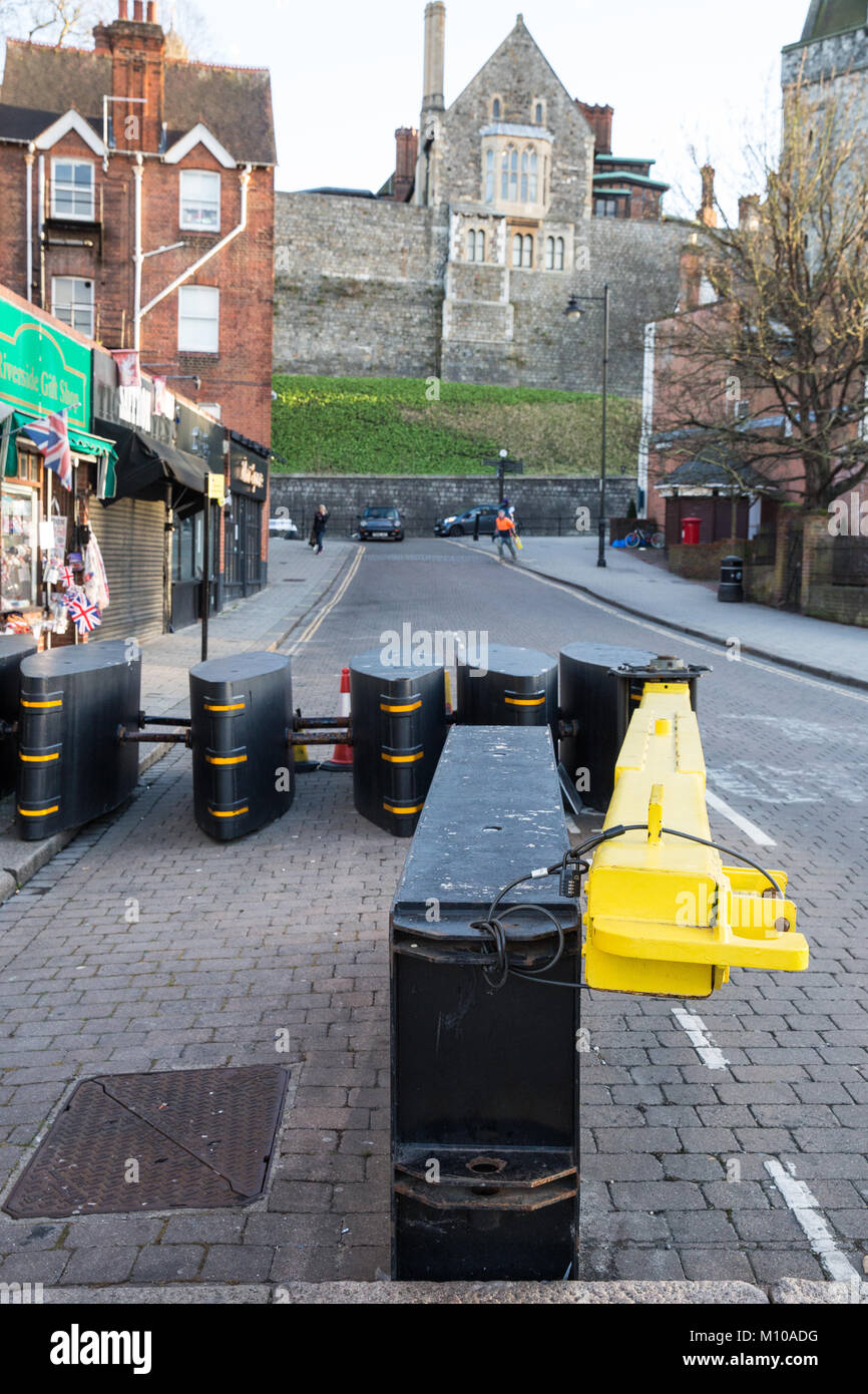 Windsor, UK. 25th January, 2018. Current antiterrorism security measures in place around Windsor town centre include temporary barriers used for events such as the Changing of the Guard ceremony at Windsor Castle. The Royal Borough of Windsor and Maidenhead has now earmarked £2.4 million for ‘hostile vehicle mitigation’ and £1.3 million for CCTV upgrades within its 2018/19 budget. Credit: Mark Kerrison/Alamy Live News Stock Photo