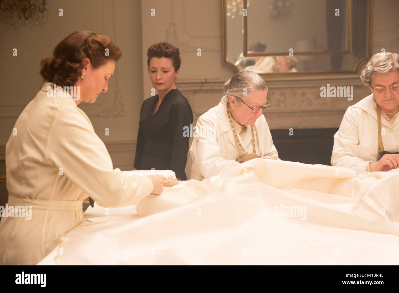 PHANTOM THREAD (2017) LESLEY MANVILLE PAULL THOMAS ANDERSON (DIR ...