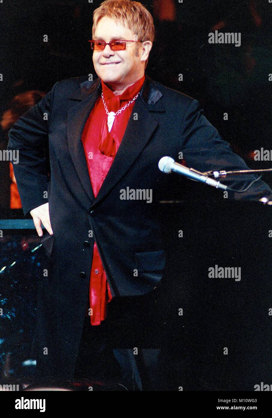 ELTON JOHN PERFORMS AT RADIO CITY MUSIC HALL, NEW YORK CITY 07-14-2004 PHOTO BY MICHAEL BRITO Stock Photo