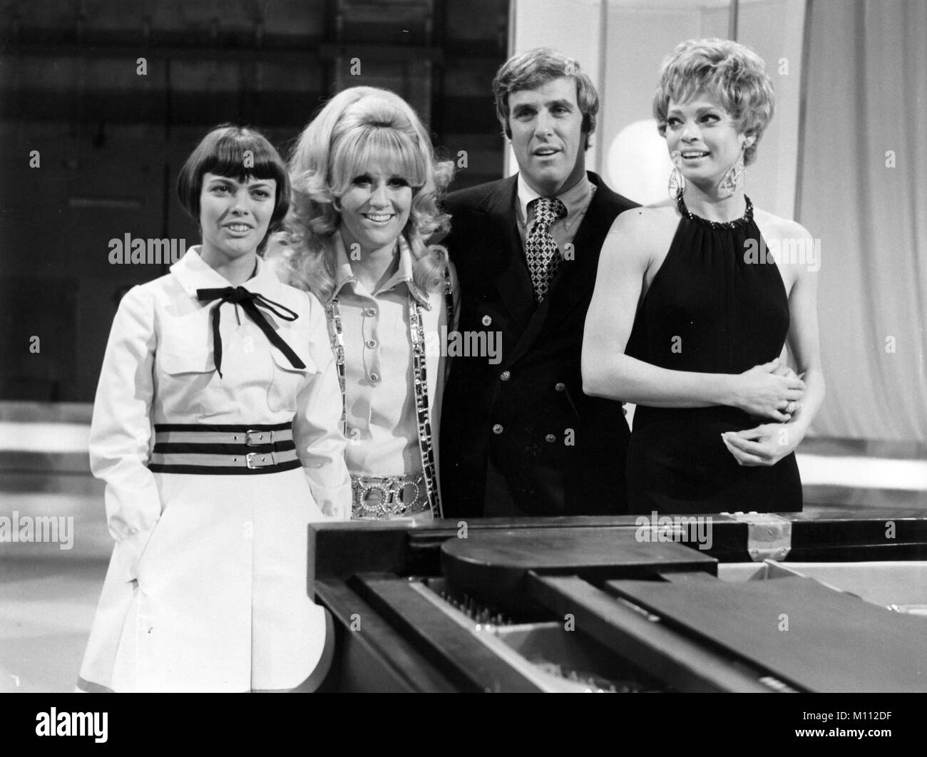BURTH BACHARACH US musician on one of his TV shows in 1970 with from left: Mireille Matthieu, Dusty Springfield, Juliet Prowse Stock Photo