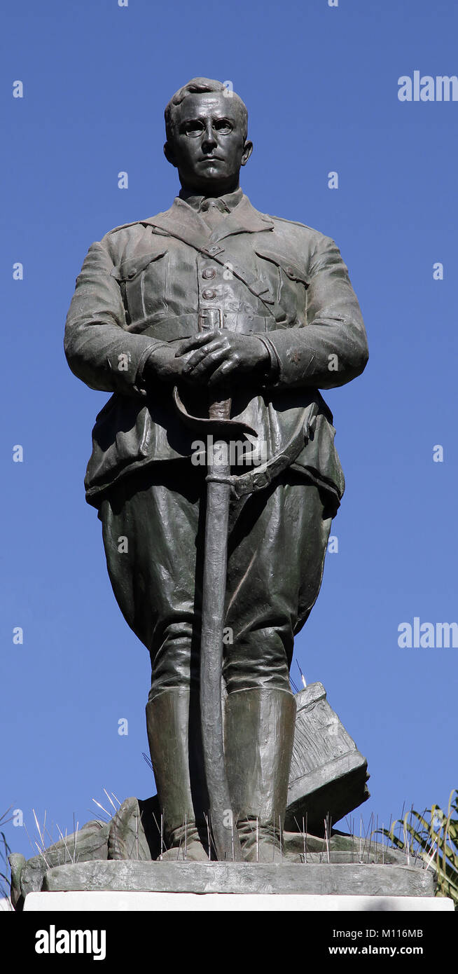 El monumento al Comandante Benítez y a los héroes de Igueriben está situado sobre un pedestal en el parque de la ciudad española de Málaga. Stock Photo