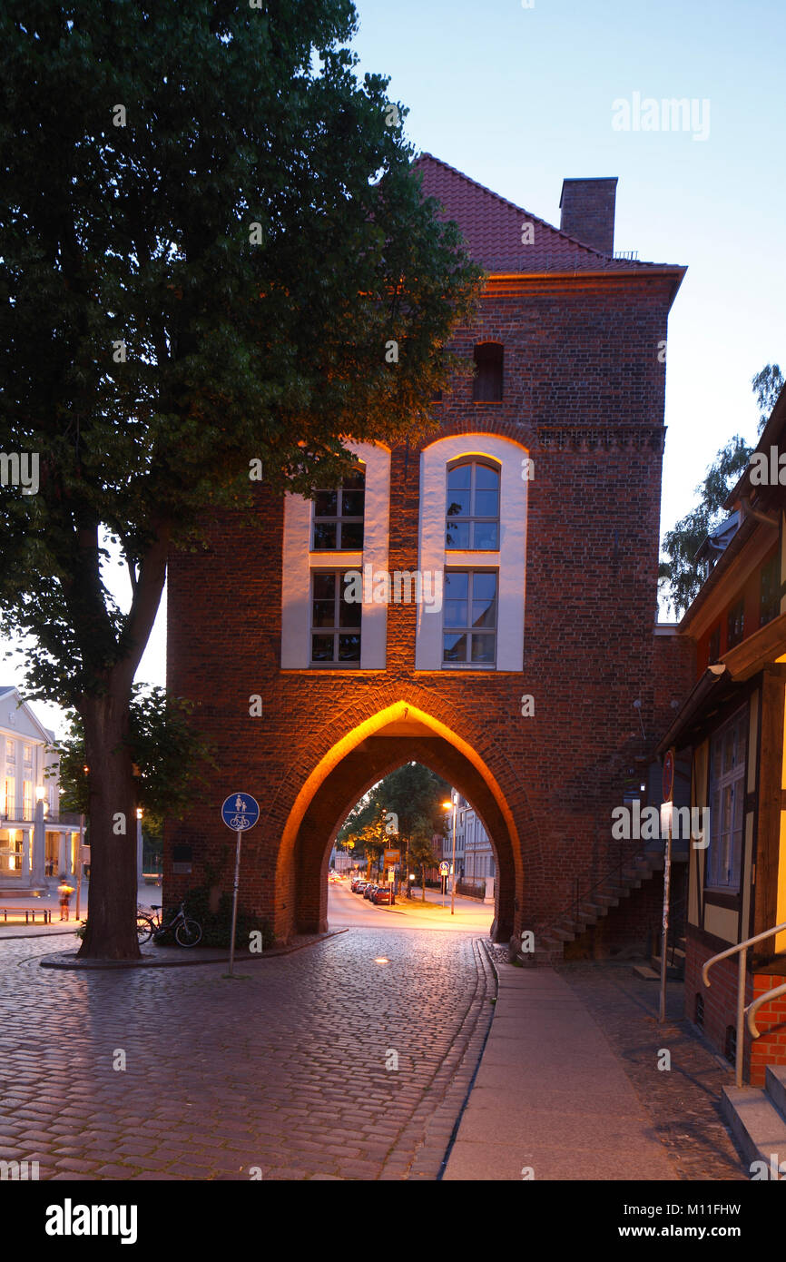 old Town Gate Kniepertor at dusk, Stralsund, Mecklenburg-Vorpommern, Germany, Europe  I Stadttor Kniepertor, bei Abenddämmerung, Altstadt, Stralsund,  Stock Photo