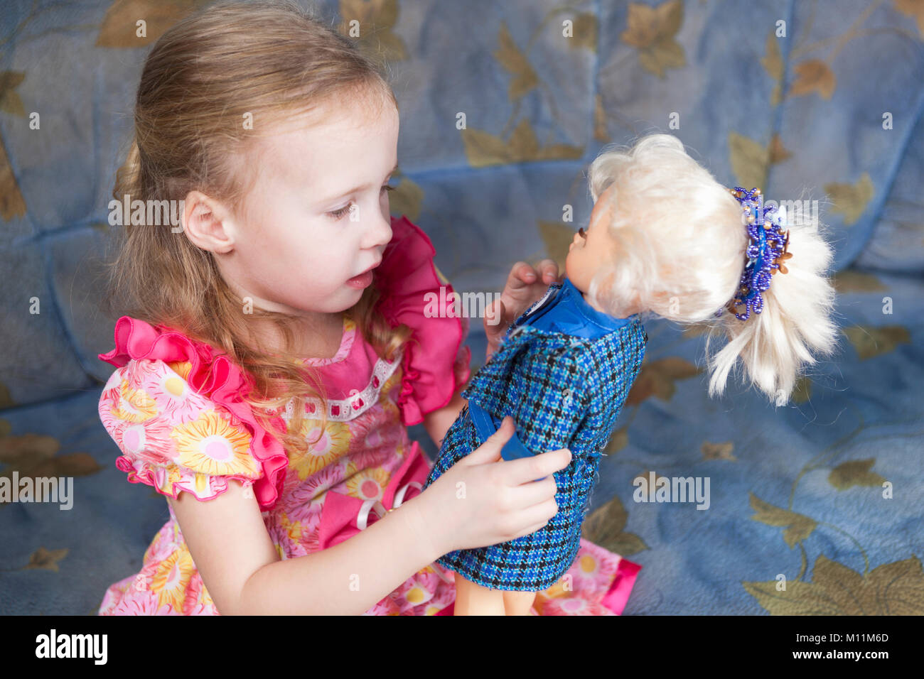 Картинка девочка с куклой. Куклы для девочек. Маленькая девочка с куклой. Куклы наряжать для девочек. Ребенок играющий в куклы.