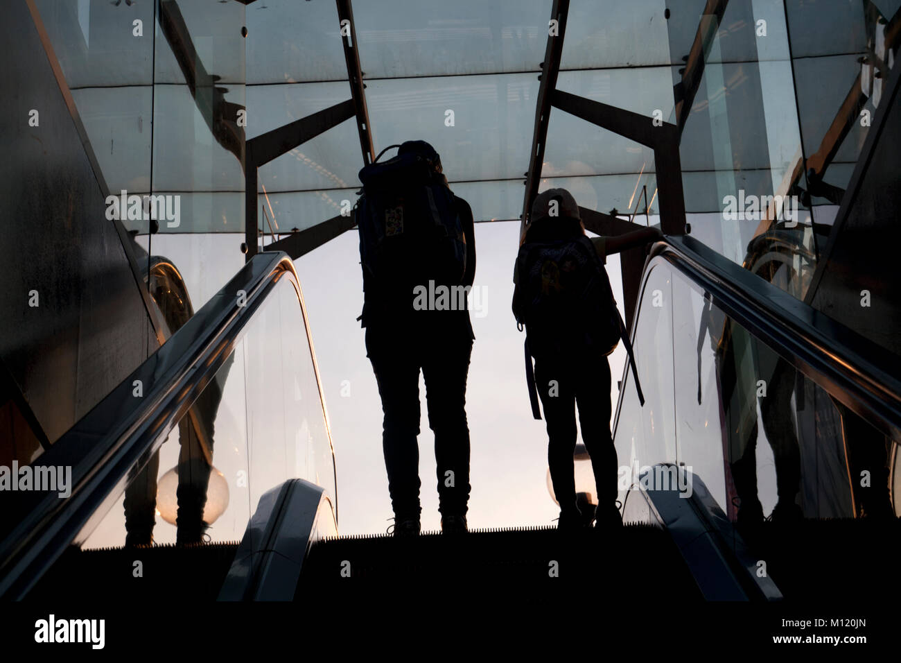 couple on excalator pyrmont bridge darling harbour sydney new south wales australia Stock Photo