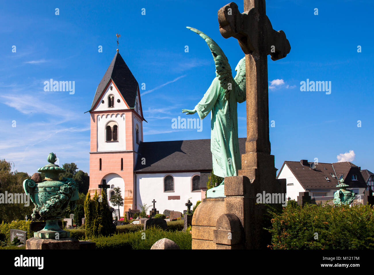 Germany, Cologne, angel at the cemetery of the St. Michael chapel in the district Zuendorf.  Deutschland, Koeln, Engel auf dem Friedhof an der St. Mic Stock Photo