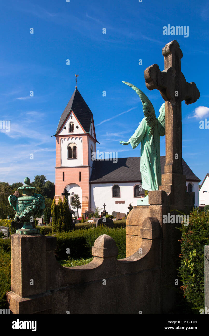 Germany, Cologne, angel at the cemetery of the St. Michael chapel in the district Zuendorf.  Deutschland, Koeln, Engel auf dem Friedhof an der St. Mic Stock Photo