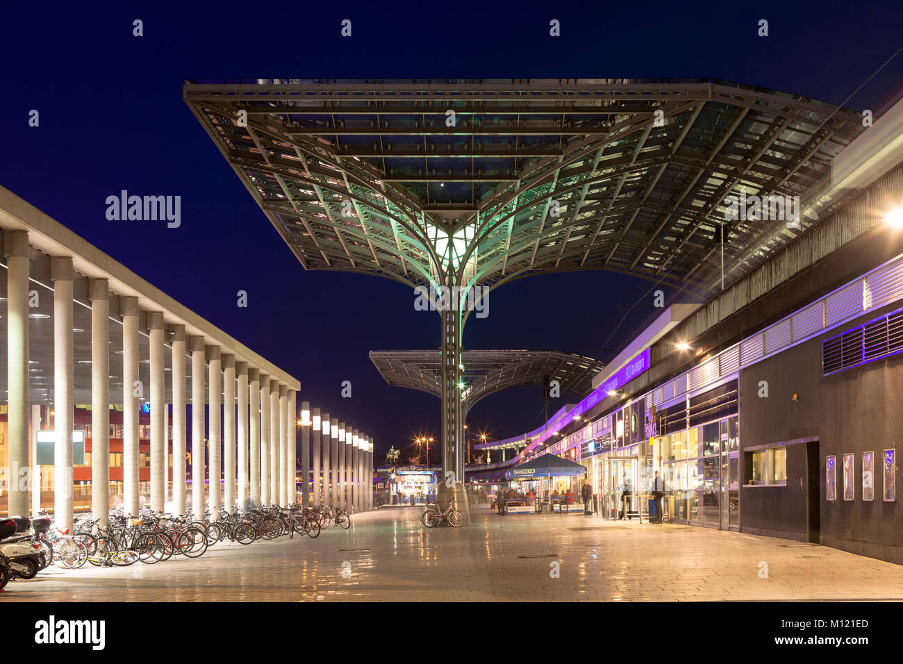 Germany, Cologne, entrance of the main station at the Breslauer square, on the left the entrance to the subway.  Deutschland, Koeln, Eingang zum Haupt Stock Photo