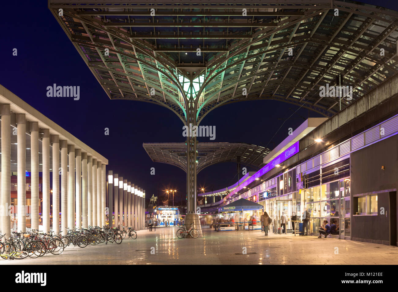 Germany, Cologne, entrance of the main station at the Breslauer square, on the left the entrance to the subway.  Deutschland, Koeln, Eingang zum Haupt Stock Photo
