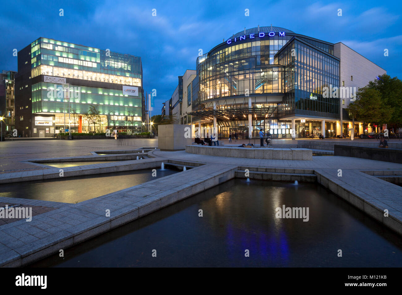 Germany, Cologne, the cinema Cinedom at the Mediapark, on the left the building Mediapark 4 Forum.  Deutschland, Koeln, das Multiplex Kino Cinedom im  Stock Photo