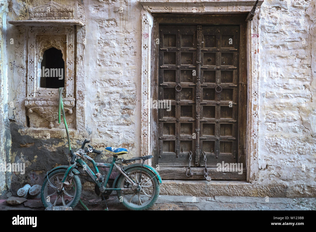 Old ancient indian carved door hi-res stock photography and images - Alamy